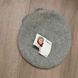 NWT Iam Wool Gray Floral Detail Wool Beret OS